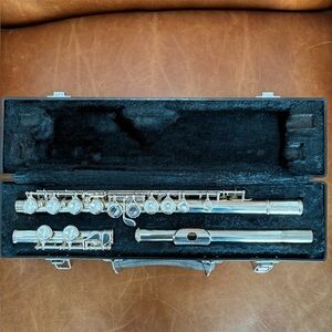 Yamaha student  Flute in Plush Black Case